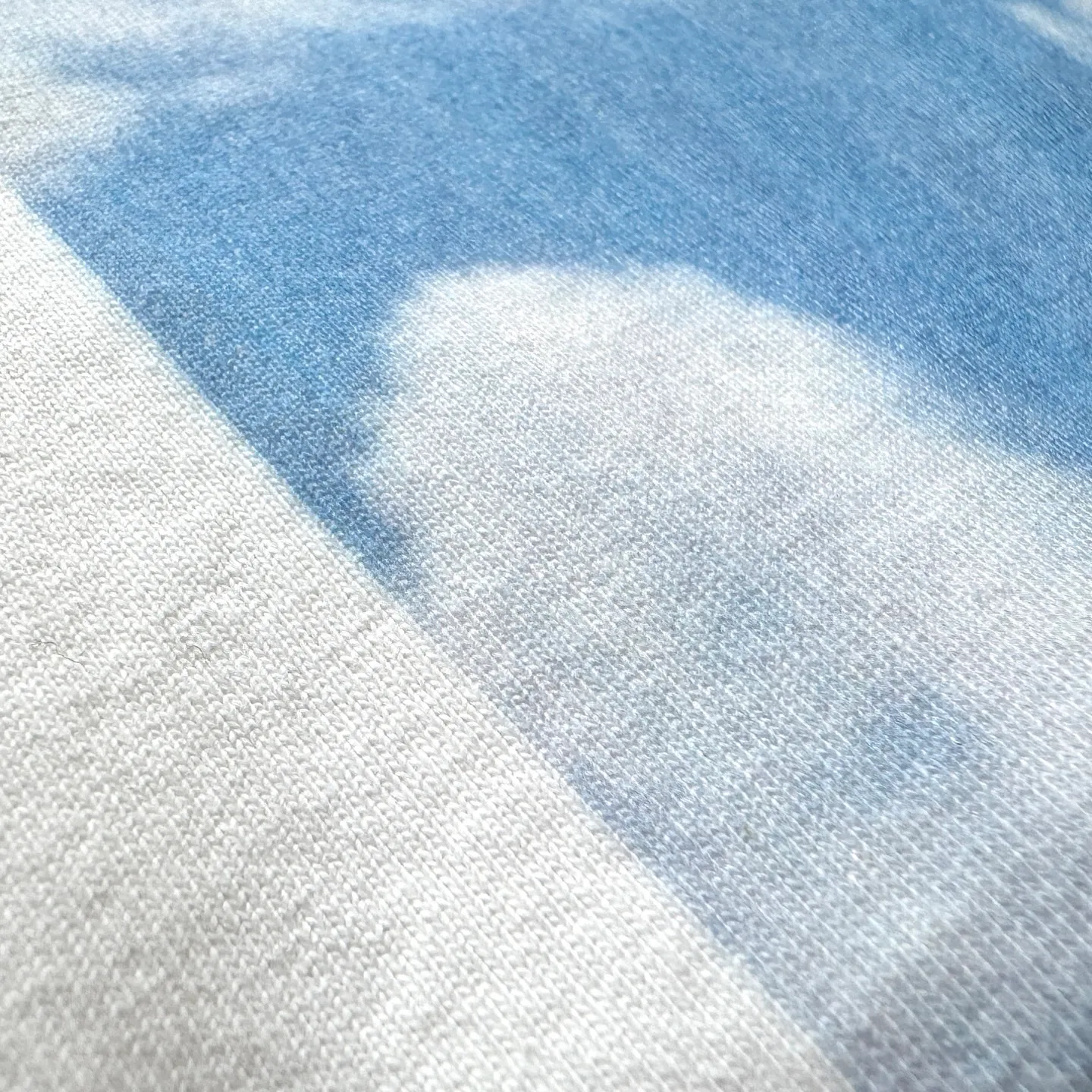 P158 # CTS-100 Saint tribute to the movie "The Truman Show" limited co-branded long-sleeved version. Original 280g heavyweight fabric after washing. Retro single stitch heaven and earth needle crafts. Heavy Assute fermentation mill wash water. White ink direct-jet printing. Size: S M L XL Saint’s latest 10.11 long-sleeved product is a limited edition co-branded with the movie “The Truman Show.” This long-sleeved product uses brand-new customized fabrics that are consistent with the original version. This is also the point of view explained by the manager Yuta Hosokawa at this year’s Paris Fashion Week. He wants to express his own brand Saint Michael has made a new and comprehensive upgrade. Compared with the old model, the new fabric has a higher count and heavier weight. With the blessing of the garment fermentation mill and washing process, the hand feel and texture are ceiling-level. Brothers will know our sincerity when they get it!    Going back to the theme of this item, the front print is a sublimated scene at the end of the movie "The Truman Show". The protagonist Truman bravely faces reality, breaks through the false cage, and looks for freedom and truth.    The back print is a classic line in the movie, "If I never see you again, I wish you good morning, good afternoon, and good night." "Life is like a play, and play is like life." The entire garment is made using the most common and complex single-needle sewing process (commonly known as the single-thread heaven-and-earth needle) found in vintage vintage brands such as Saint Michael.